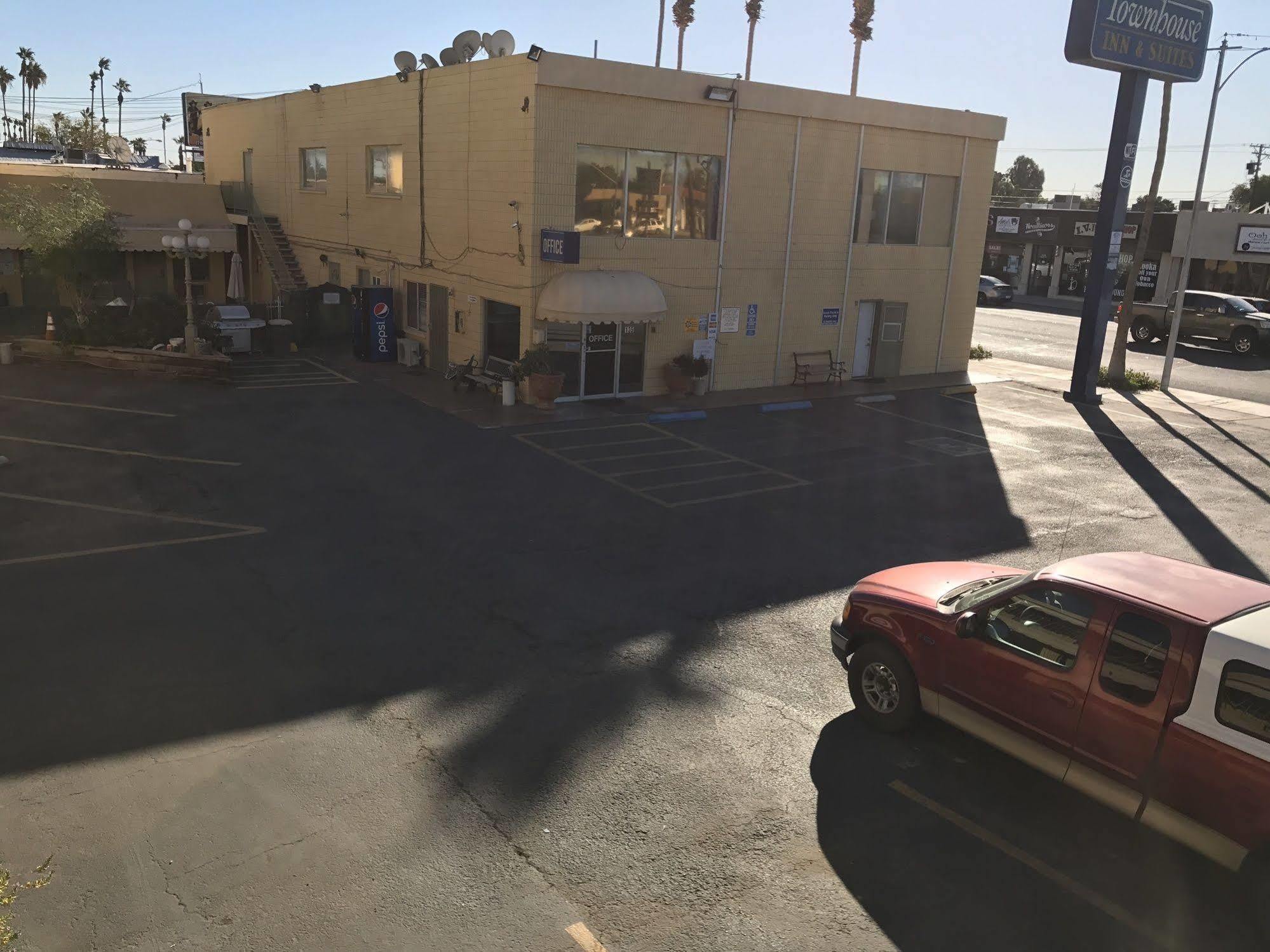 Townhouse Inn And Suites Brawley ภายนอก รูปภาพ