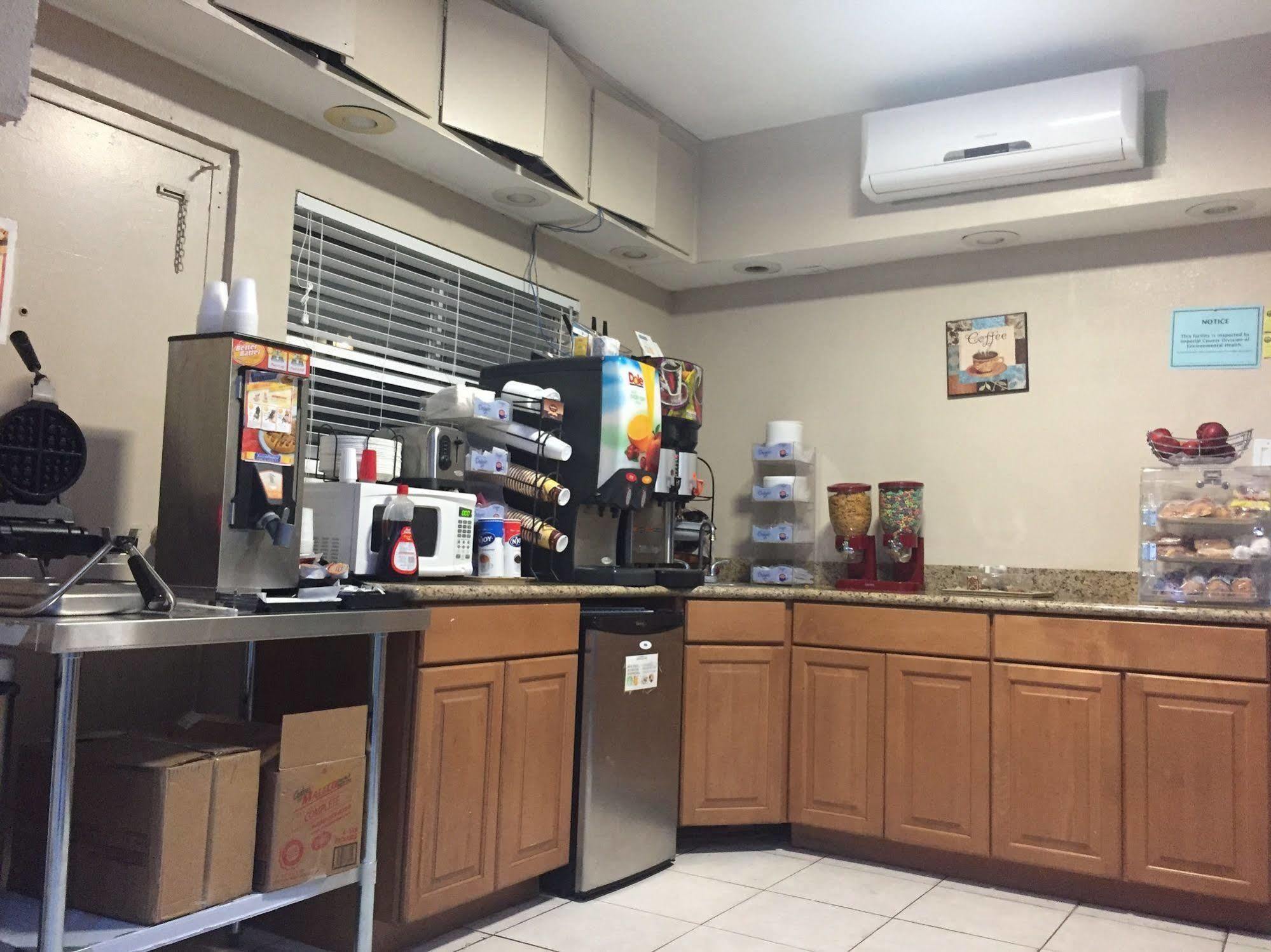 Townhouse Inn And Suites Brawley ภายนอก รูปภาพ